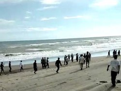 Seorang Santri Tenggelam Saat Berenang di Pantai Apra Cianjur