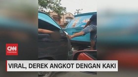 VIDEO: Aksi Nekat Derek Angkot dengan Kaki