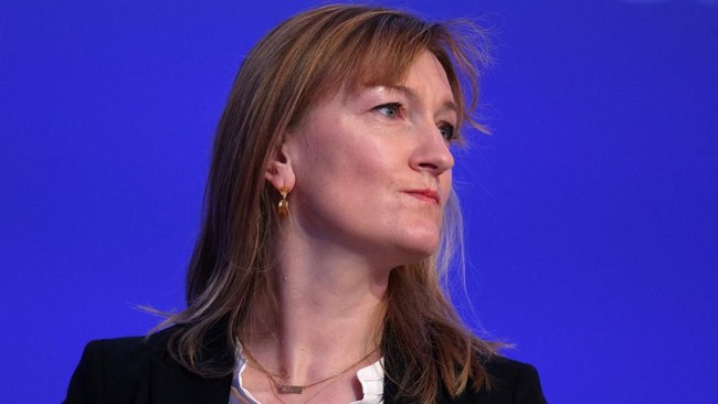 Allegra Stratton, penasihat PM Inggris, Boris Johnson, mengundurkan diri usai video candaan soal pesta Natal yang diduga melanggar aturan Covid-19 beredar.