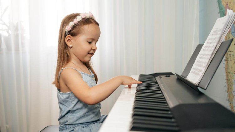 Anak bermain alat musik