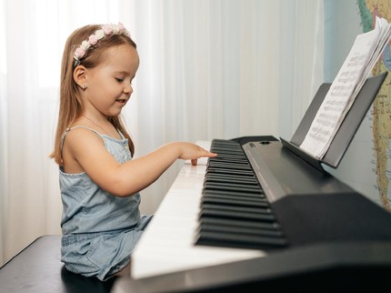 10 Alat Musik Harmonis yang Bisa Bunda Kenalkan pada Anak