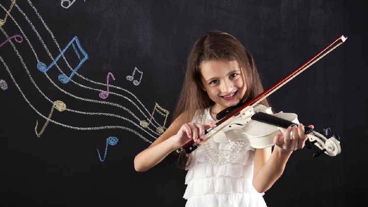 Anak bermain alat musik Anak bermain alat musik