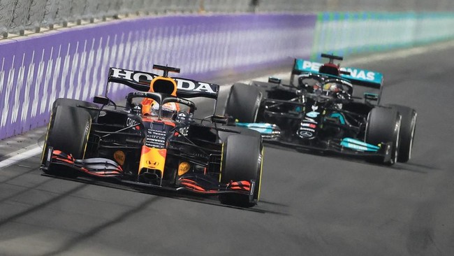 Max Verstappen berhasil keluar sebagai juara dunia Formula 1 (F1) 2021 usai melewati Lewis Hamilton di lap terakhir GP Abu Dhabi.