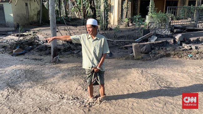 Hujan mengguyur kawasan Candipuro, Lumajang. Air dan material lahar dingin perlahan naik ke Jalan Nasional penghubung Lumajang-Malang itu.