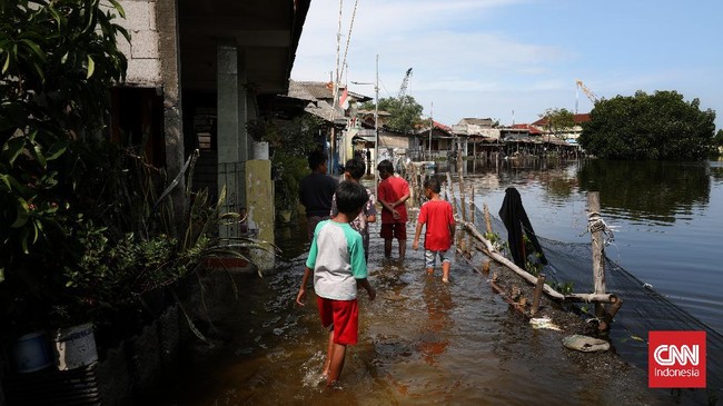 BMKG mengeluarkan peringatan dini atas potensi ketinggian air laut. Sebanyak 23 daerah berpotensi mengalami banjir rob periode 18-22 Desember 2021. 