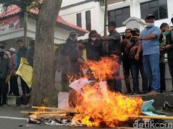 Bakar Boneka Tikus, Demo di Blitar Desak Kejari Tuntaskan Kasus Korupsi Mandek