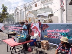 Massa Demo Peringati Hari Antikorupsi di Kantor Gubsu Sambil Masak Martabak