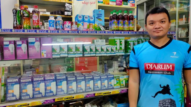 Harto Tom Junior (37) mengambil langkah untuk mmenuju digitalisasi demi mempertahankan eksistensi toko kelontong warisan empat generasi miliknya di Bandung.