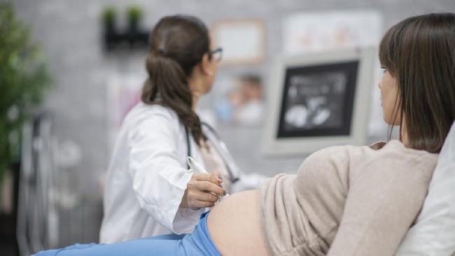Dokter menyebut, kehamilan pada usia di atas 35 tahun tergolong sangat berisiko. Apa sebabnya? Apa saja risiko kehamilan di atas usia 35 tahun?