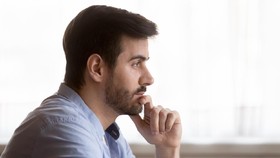 Pria dewasa secara emosional memiliki sejumlah tanda yang dapat terlihat dalam percakapan sehari-hari dan tak selalu harus tangguh.
