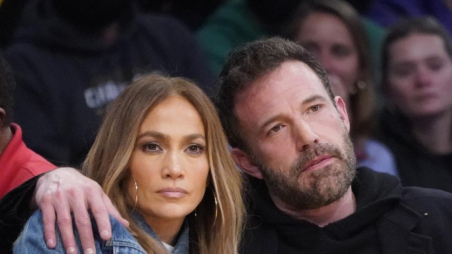 Jennifer Lopez, left, and Ben Affleck attend an NBA basketball game between the Los Angeles Lakers and the Boston Celtics Tuesday, Dec. 7, 2021, in Los Angeles. (AP Photo/Marcio Jose Sanchez)