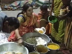 Keren! Pengantin Ini Bagikan Makanan Sisa dari Pesta Pernikahannya
