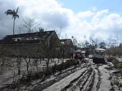 Warga Selfie di Lokasi Letusan Semeru, Bupati Lumajang: Bukan Tempat Wisata