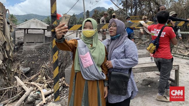 The Semeru Eruption Affected Village Becomes a Selfie Event, Residents Are Upset