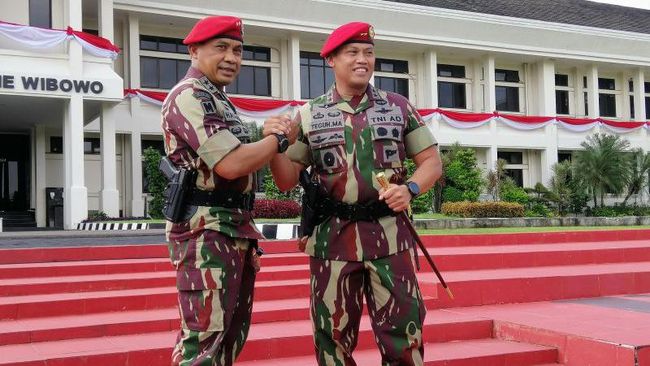 Mayjen TNI Teguh Muji Angkasa resmi menjabat Komandan Jenderal Kopassus setelah  Mayjen TNI Mohamad Hasan menyerahkan tongkat komando Korps Baret Merah.
