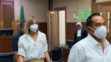 Tangis Nia Ramadhani Pecah Saat Bahas Anak di Sidang Narkoba