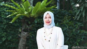 NUR ASIA MENANGIS