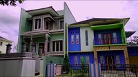<p>Rumah-rumah mewah ini juga memiliki warna yang beragam, Bunda. Mulai dari merah, hijau, kuning, hingga biru. (Foto: YouTube Jejak Bang Ibra)</p>