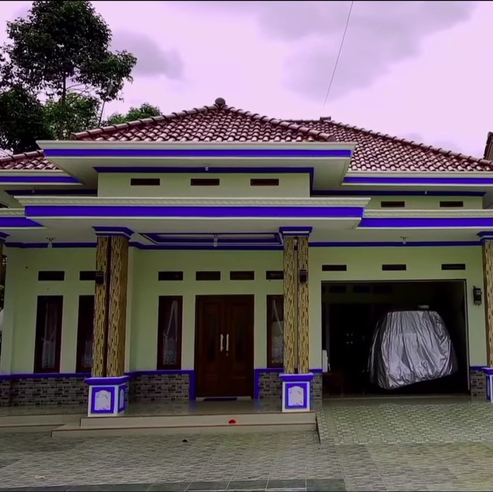 <p>Rumah-rumah ini juga dicat dan beragam warna yang berbeda antara satu dengan lainnya. (Foto: YouTube Jejak Bang Ibra)</p>