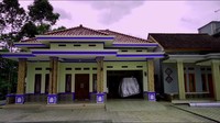 <p>Kebanyakan pemilik rumah di kampung ini merantau ke Bandung untuk berdagang lantaran profesinya adalah pedagang/pebisnis. (Foto: YouTube Jejak Bang Ibra)</p>