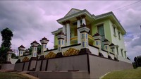 <p>Sebuah perkampungan di Cilacap, Jawa Tengah, dijuluki Kampung Miliarder karena seluruh rumah penduduknya tampak mewah dan modern bak di perkotaan. (Foto: YouTube Jejak Bang Ibra)</p>
