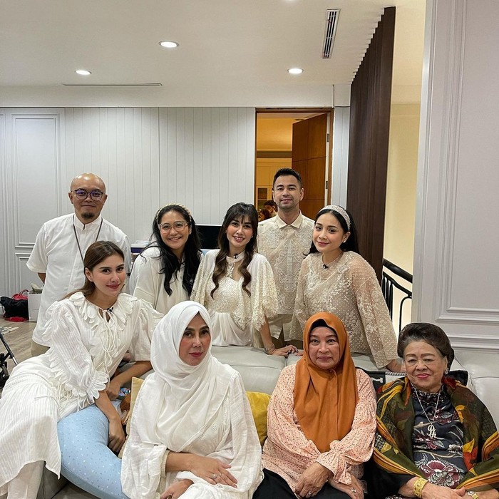 Keluarga besar Raffi Ahmad dan Nagita Slavina terlihat turut hadir di acara akikah Rayyanza Malik Ahmad tersebut. Potret ini dibagikan oleh Raffi di laman Instagram pribadinya. (Foto: Instagram.com/raffinagita1717)