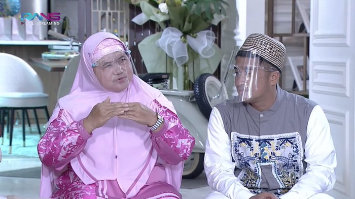 Acara akikah putra kedua Gigi ini pun dihadiri oleh Mamah Dedeh dan ibu-ibu pengajian untuk pembacaan doa dan shalawat. Tak terlalu ramai, dalam acara tertutup tersebut hanya ada keluarga inti saja. (Foto: Screenshoot YouTube/Rans Entertainment)