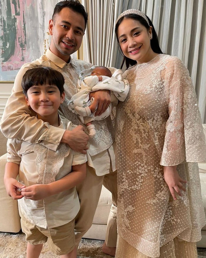 Pasangan selebritas ternama, Raffi Ahmad dan Nagita Slavina masih dalam suasana bahagia. Setelah beberapa waktu lalu mempublikasikan wajah dan nama dari baby R, kini keduanya menggelar acara akikah untuk putra keduanya tersebut. (Foto: Instagram.com/raffinagita1717)