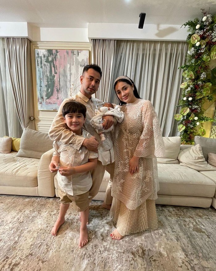 Salah satu yang menarik perhatian adalah Raffi Ahmad, Nagita Slavina, dan Rafathar tampil kompak mengenakan busana berwarna krem. Baju khusus acara akikah tersebut ternyata dirancang langsung oleh perancang busana asal Solo, Sapto Djojokartiko. (Foto: Instagram.com/raffinagita1717)