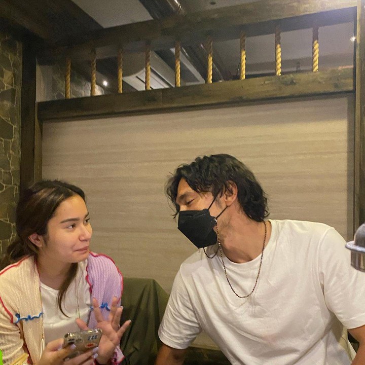 <p>Satine Zeneta baru saja meluncurkan single pertama yang berjudul <em>Utuh.</em> Saat meluncurkan lagu tersebut, ia mendapatkan dukungan penuh dari sang Ayah. Keduanya memang punya hubungan yang sangat erat, Bunda. (Foto: Instagram @abimana_arya)</p>
