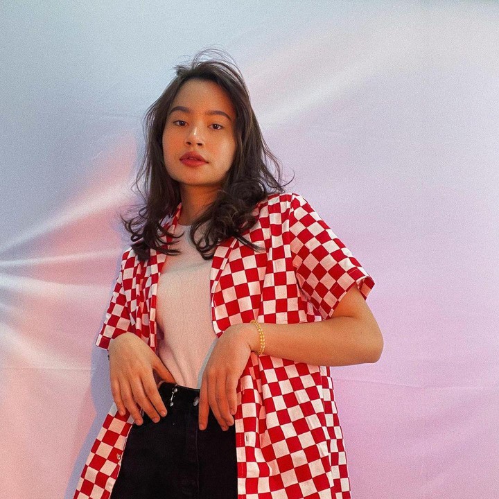 <p>Satine Zaneta juga punya gaya busana yang modis, lho. Di kesehariannya, gadis cantik ini gemar mengenakan outfit bergaya kasual yang sederhana. (Foto: Instagram @satinezaneta)</p>