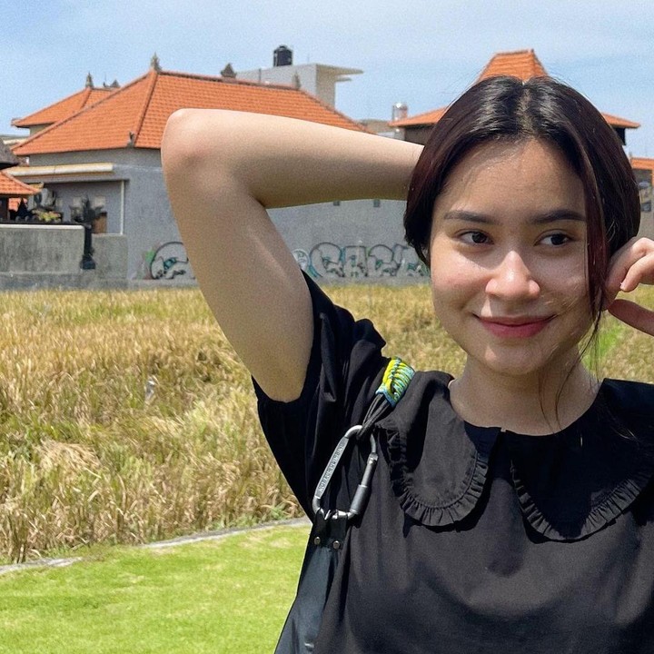 <p>Saat ini Satine Zaneta sudah menginjak usia 18 tahun, Bunda. Ia tumbuh menjadi gadis berparas manis. (Foto: Instagram @satinezaneta)</p>