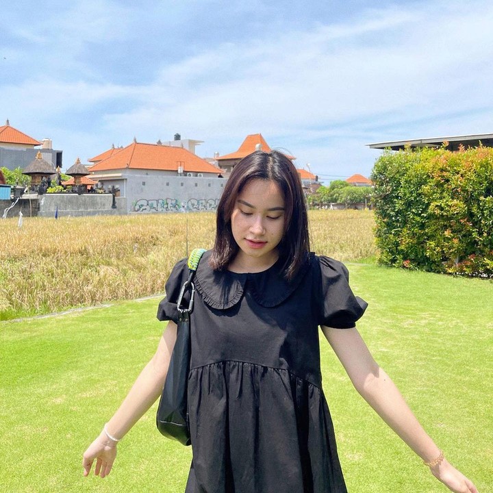<p>Mengikuti jejak sang ayah, Satine Zeneta juga terjun ke dunia hiburan. Bedanya, ia menggeluti dunia tarik suara, Bunda. (Foto: Instagram @satinezaneta)</p>