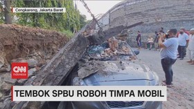 VIDEO: Tembok SPBU Roboh Timpa Mobil