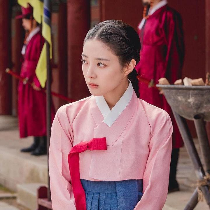 <p>Lee Se Young menuai sorotan ketika membintangi drama sageuk romantis<em> The Red Sleeve</em> bersama Lee Junho. Perannya sebagai dayang bernama Seong Deok Im membuatnya diberi penghargaan di panggung award bergengsi. (Foto: Instagram @seyoung_10)</p>