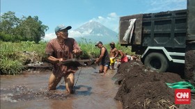 Penambang Pasir Tetap Bekerja di Tengah Ancaman Lahar Dingin Semeru