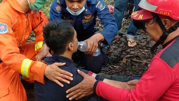 Dinas Pemadam Kebakaran dan Penyelamatan Kota Tangerang Selatan (Tangsel) melakukan evakuasi dua orang yang terjebak dalam gorong-gorong.