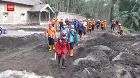 VIDEO: Tim SAR Cari Korban Hilang Erupsi Semeru di 4 titik