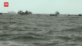 VIDEO: Gelombang Tinggi, Ratusan Nelayan Semarang Tunda Melaut