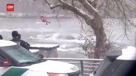 VIDEO: Mobil Tenggelam di Sungai Niagara, 1 Orang Meninggal