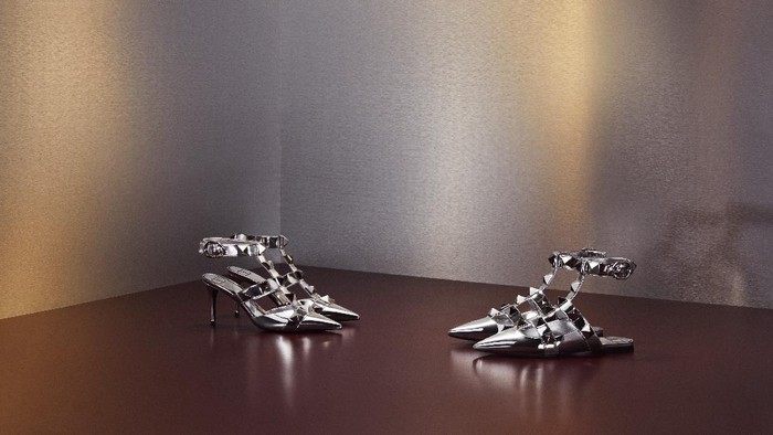 Sepatu Roman Stud ikonis dari Valentino juga turut digubah dalam warna perak yang festive. Foto: courtesy of Valentino