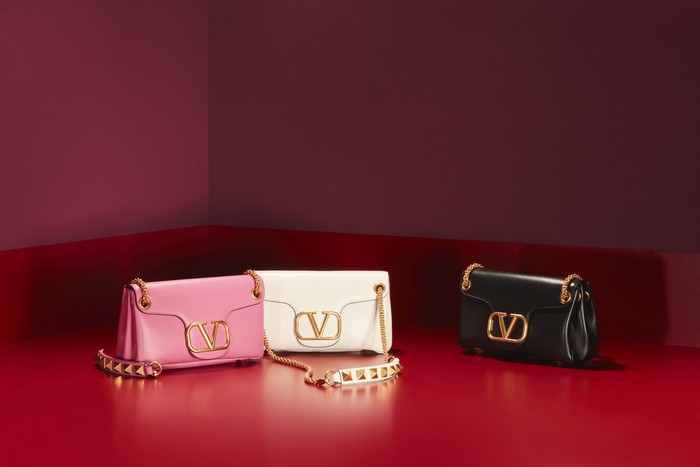 Opsi tas yang lebih kasual namun tetap dapat dikenakan ke pesta hadir lewat tas seri Stud Sign. Foto: courtesy of Valentino
