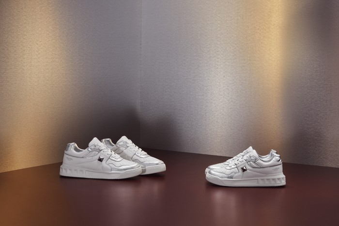 Untuk sepatu sehari-hari, rumah mode basis Roma ini juga menghadirkan sneakers. Foto: courtesy of Valentino