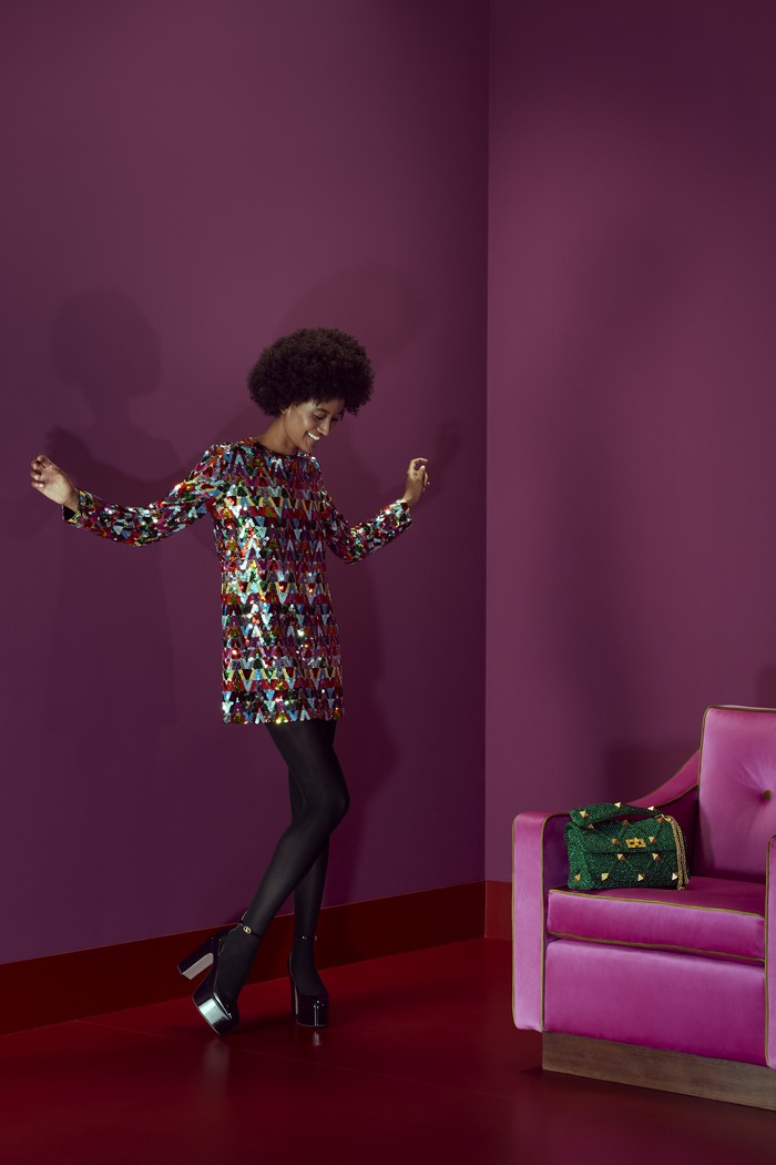 Nuansa pesta yang festive terasa lewat kreasi mini dress lengan panjang multiwarna. Foto: courtesy of Valentino
