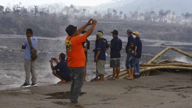 Kampung Terdampak Erupsi Semeru Jadi Ajang Selfie, Penduduk Kesal Petugas di lokasi sengaja membatasi warga yang masuk. Mereka menyebut banyak masyarakat yang datang ke tempat kejadian hanya untuk berselfie.