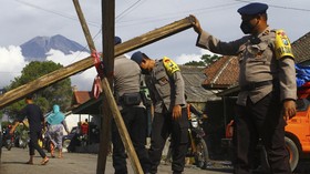 Brimob Sekat Wilayah Bencana Semeru, Cegah Masuk Warga Tukang Selfie