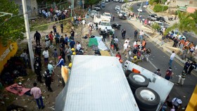 FOTO: Kecelakaan Truk Tewaskan 49 Migran, Jemput Asa Berujung Maut