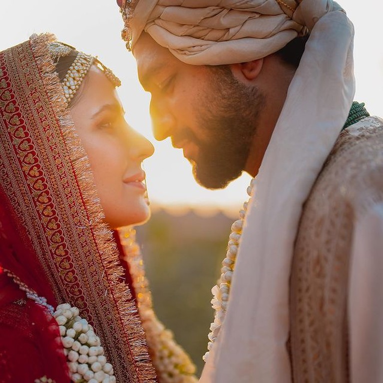 5 Foto Bahagia pernikahan Katrina Kaif & Vicky Kaushal Katrina Khaif dan Vicky Kaushal kini telah resmi menjadi sepasang suami istri pada (3/12). Yuk intip momen bahagia pernikahan mereka!
