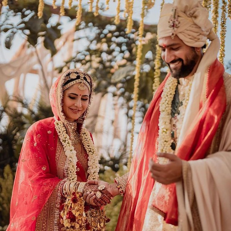 5 Foto Bahagia pernikahan Katrina Kaif & Vicky Kaushal Katrina Khaif dan Vicky Kaushal kini telah resmi menjadi sepasang suami istri pada (3/12). Yuk intip momen bahagia pernikahan mereka!