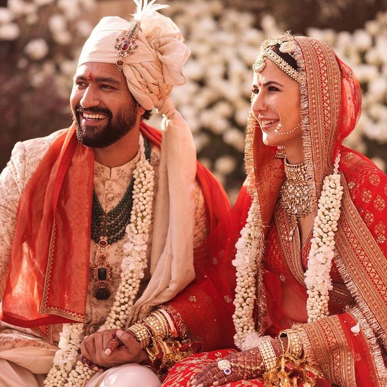 Katrina Khaif dan Vicky Kaushal kini telah resmi menjadi sepasang suami istri pada (3/12). Yuk intip momen bahagia pernikahan mereka!